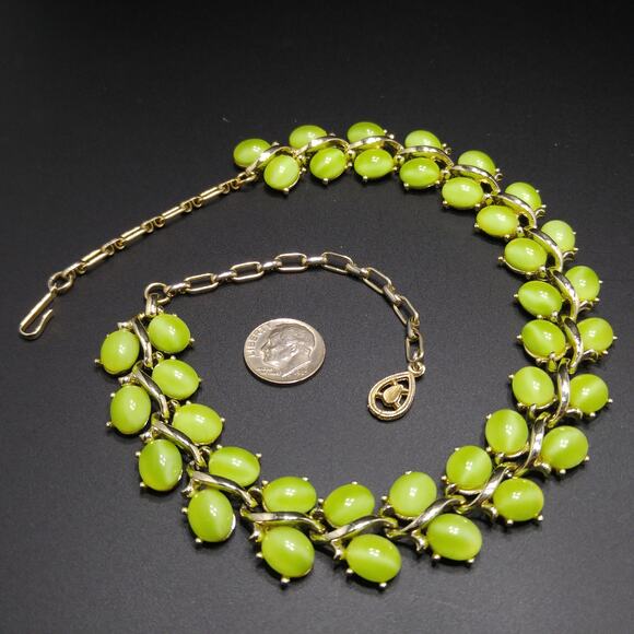 Vintage 1950s Lucite Lime Green Choker Necklace Gold Tone Mid Century - Picture 8 of 9